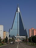 "Prázdné_slnice_a_rozestavěný_hotel_Ryugyong_-_panoramio.jpg" by User:בר
